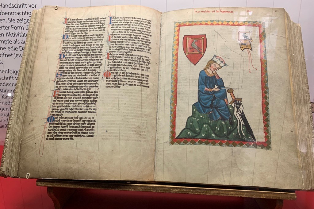 Zwei Seiten des Codex Manesse in der Universitätsbibliothek Heidelberg. Foto: Petra Schaffrodt