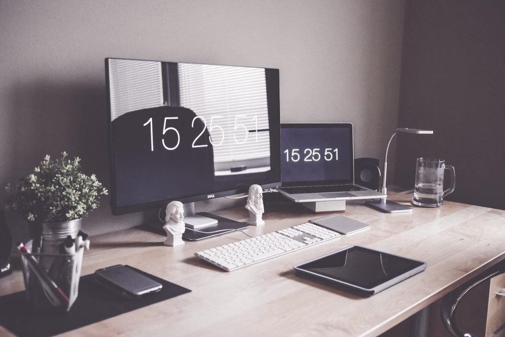 Blick auf einen Schreibtisch mit PC, Laptop, Tablet und Handy. Foto: Pixabay/StartupStockPhotos