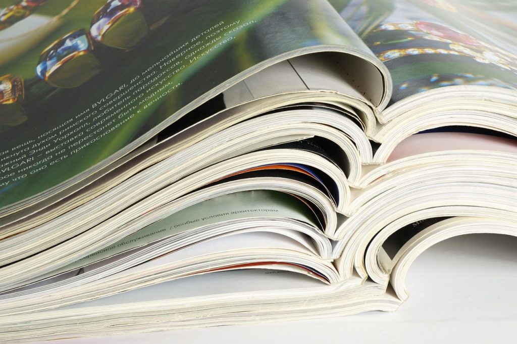 Übereinander liegende aufgeschlagene Zeitschriften. Foto: Pixabay, Dimitri