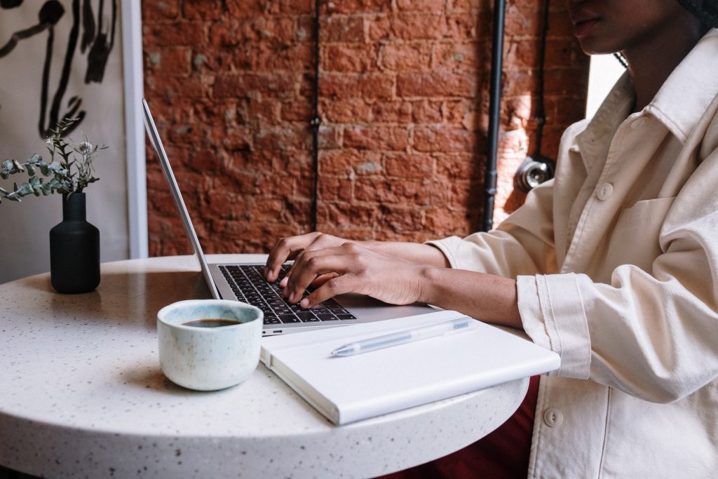 Frau am Laptop. Foto: Pexels, Cottonbro-Studio